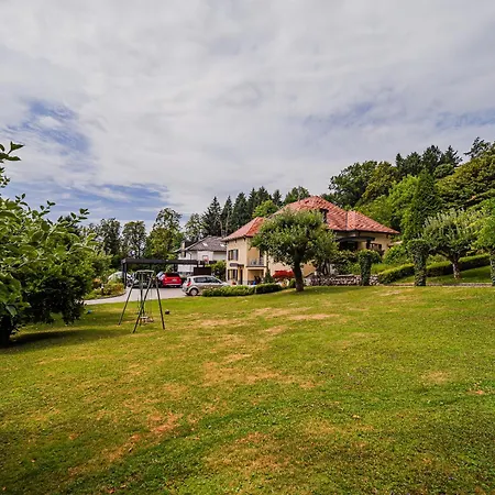 アパート Parkside Haven With 4 Bedrooms & Free Parking リュブリャナ