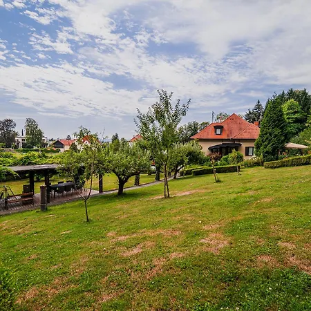 Parkside Haven With 4 Bedrooms & Free Parking Διαμέρισμα