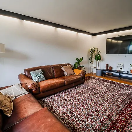 Апартаменты Parkside Haven With 4 Bedrooms & Free Parking