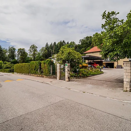 Parkside Haven With 4 Bedrooms & Free Parking Любляна