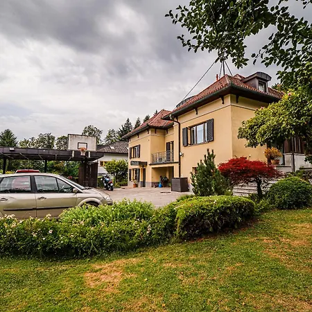 Апартаменты Parkside Haven With 4 Bedrooms & Free Parking Любляна