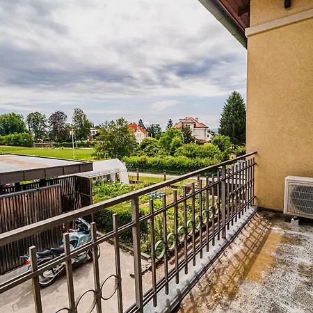 Parkside Haven With 4 Bedrooms & Free Parking アパート