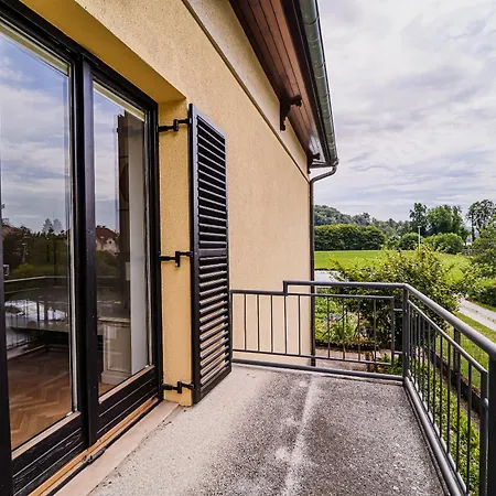 Parkside Haven With 4 Bedrooms & Free Parking Апартаменты *