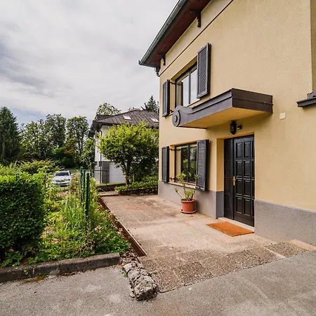 Parkside Haven With 4 Bedrooms & Free Parking Апартаменты Любляна