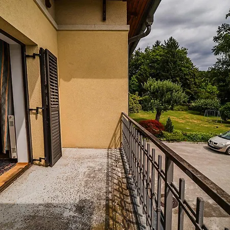 Parkside Haven With 4 Bedrooms & Free Parking Апартаменты Любляна
