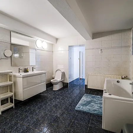 Parkside Haven With 4 Bedrooms & Free Parking