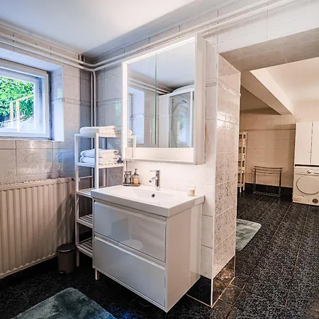 Parkside Haven With 4 Bedrooms & Free Parking Любляна
