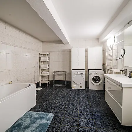 Parkside Haven With 4 Bedrooms & Free Parking * リュブリャナ