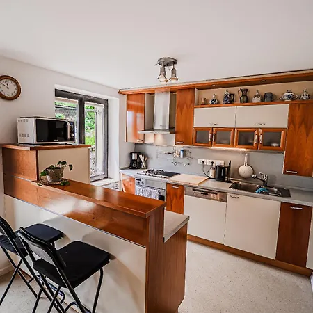 Parkside Haven With 4 Bedrooms & Free Parking リュブリャナ