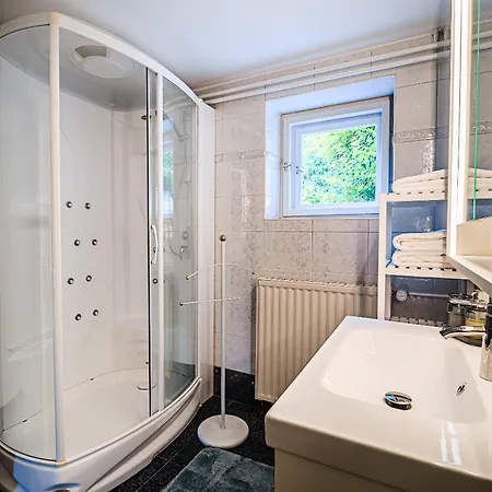 Parkside Haven With 4 Bedrooms & Free Parking Apartament Lublana