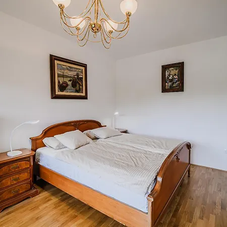 Parkside Haven With 4 Bedrooms & Free Parking *