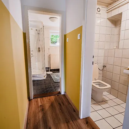 Апартаменты Parkside Haven With 4 Bedrooms & Free Parking