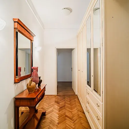 Апартаменты Parkside Haven With 4 Bedrooms & Free Parking *