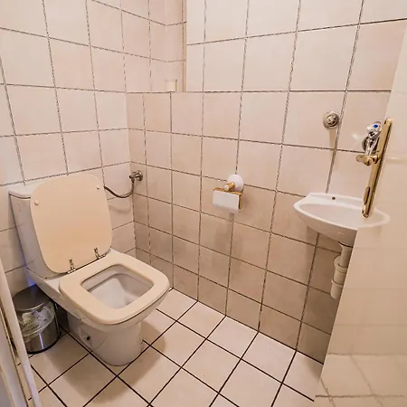 Parkside Haven With 4 Bedrooms & Free Parking Любляна