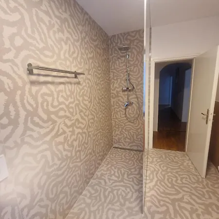 Апартаменты Parkside Haven With 4 Bedrooms & Free Parking Любляна