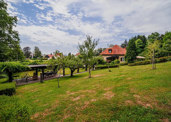 Parkside Haven With 4 Bedrooms & Free Parking شقة