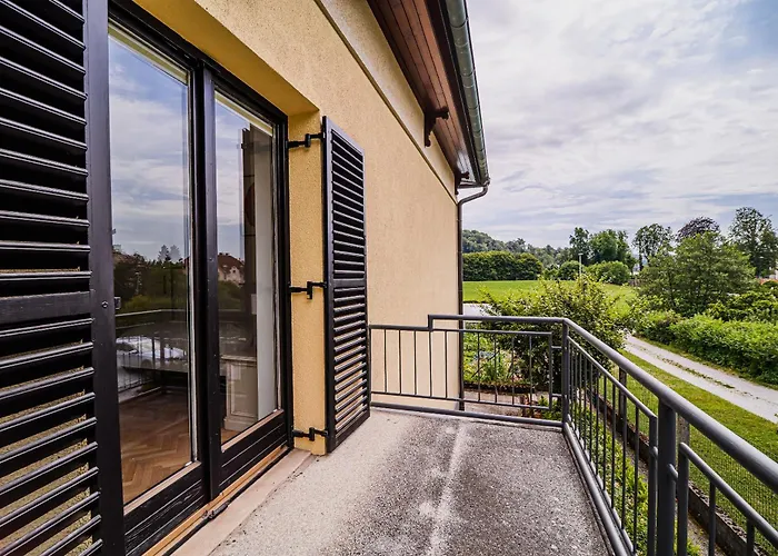 Parkside Haven With 4 Bedrooms & Free Parking شقة *