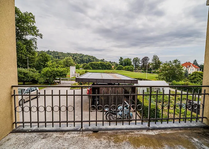 Parkside Haven With 4 Bedrooms & Free Parking شقة