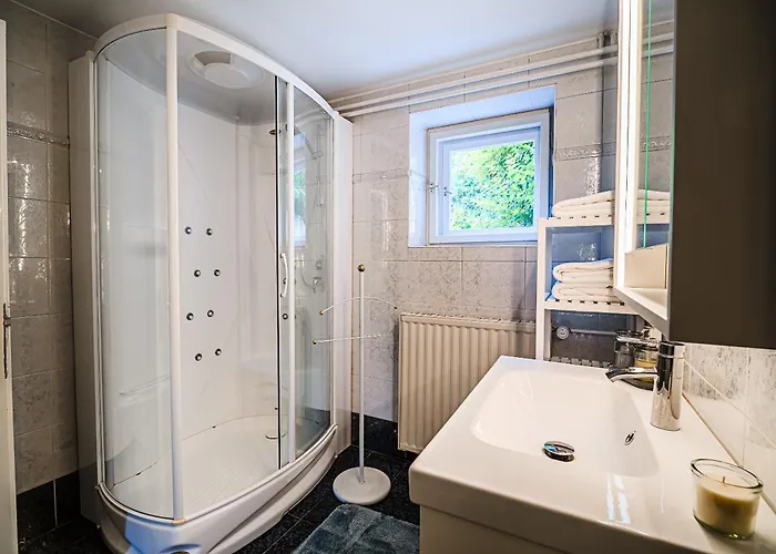 Parkside Haven With 4 Bedrooms & Free Parking شقة ليوبليانا