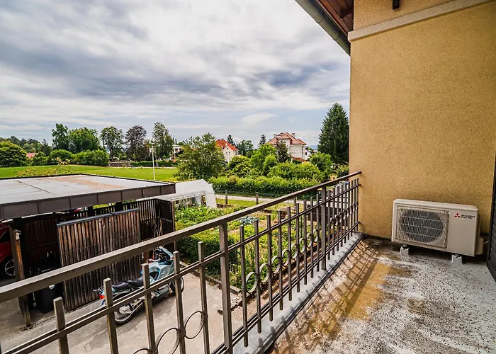 Parkside Haven With 4 Bedrooms & Free Parking דירה