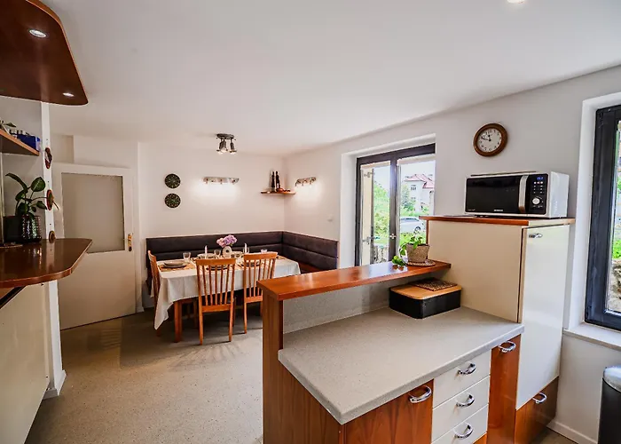 Parkside Haven With 4 Bedrooms & Free Parking דירה